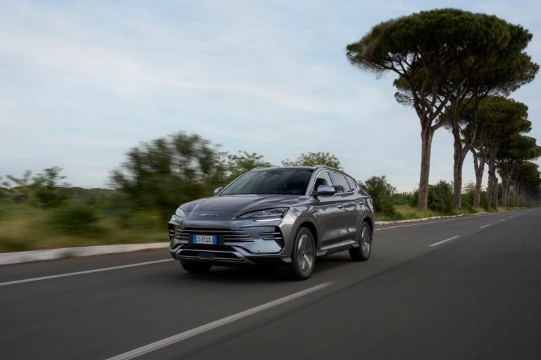 AXA vs Caser en seguro a todo riesgo para eléctrico chino de segunda mano: cuál acepta MG, BYD u Omoda importados con menos recargo AXA vs Caser en seguro a todo riesgo para eléctrico chino de segunda mano: cuál acepta MG, BYD u Omoda importa